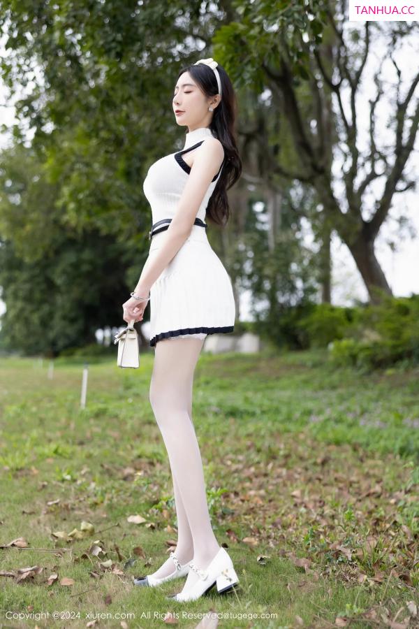 王馨瑶  [XiuRen]高清写真图 2024.04.02 No.8334 王馨瑶yanni 丝袜美腿第5张图片